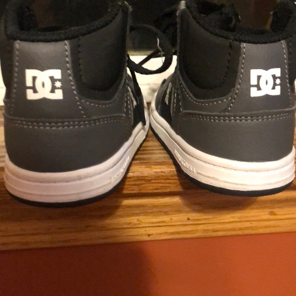 Kids Size 7 DC High Tops - Picture 2 of 4